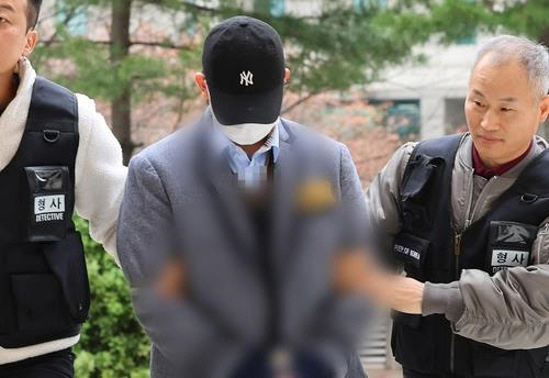 인천의 한 초등학교 학부모 단체 채팅방에 아이들을 살해하겠다는 협박성 글을 올린 10대 고등학생 A군이 13일 오후 인천시 미추홀구 인천지방법원에서 열린 구속 전 피의자 심문(영장실질심사)에 출석하고 있다. [인천=연합뉴스]